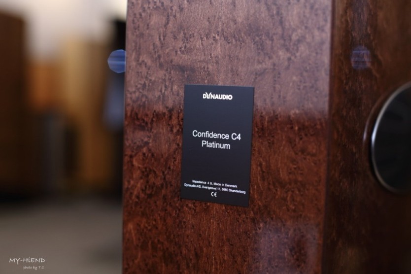 Confidence C4 Platinum的背部還有一塊銘牌，除了標示型號以外，也標示了平均阻抗在4歐姆，註明丹麥製造以及公司地址。