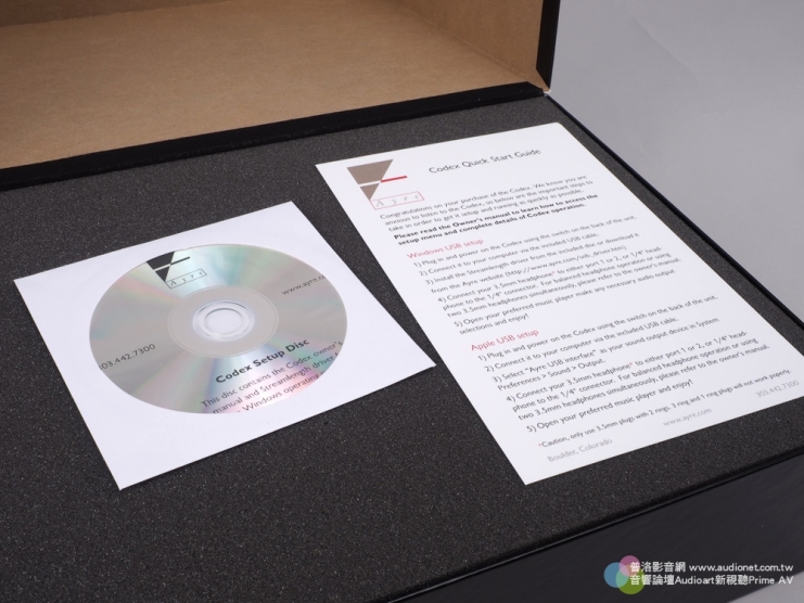 打開外盒可以看見內附了一張光碟與使用說明書。