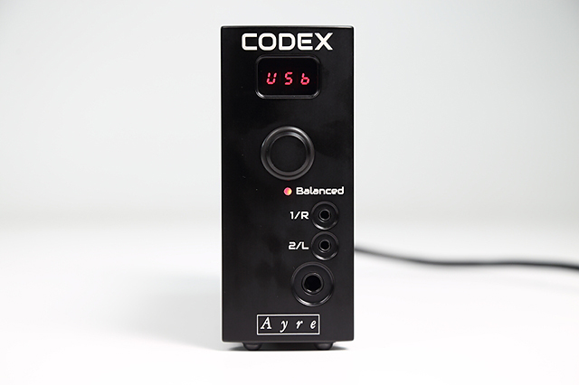 Codex配備Ayre看家的類比放大電路，以及優異的數位技術，可一口氣支援至24bit/384kHz PCM與DSD128，窄機身適合放置桌面使用。