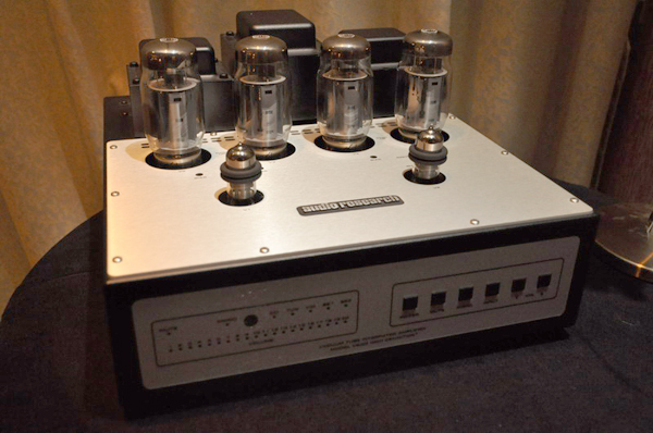 Audio Research VSi60綜合擴大機，前端的輸入級與驅動級採用三支6G30，每聲道使用兩支6550C做為功率級。
