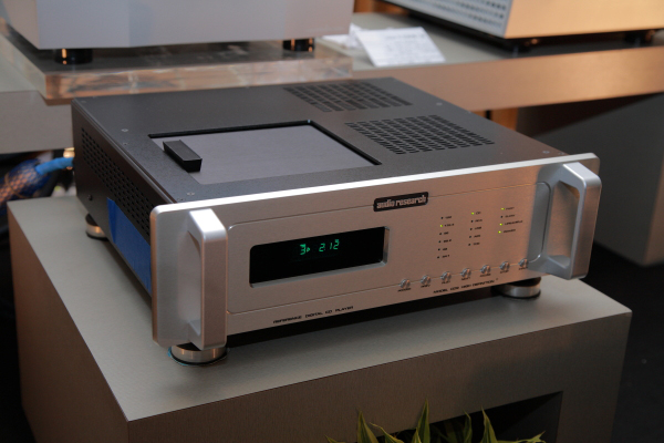 Audio Research最新的旗艦Reference CD-9唱盤，具備升頻功能，可直升192kHz。